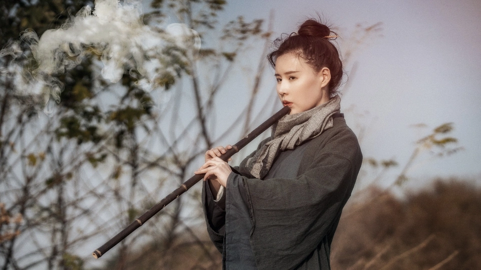 吹长笛的女士的照片