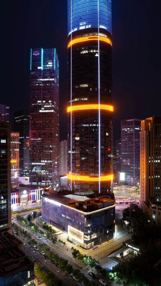 夜晚一座高高的塔楼被点亮的城市