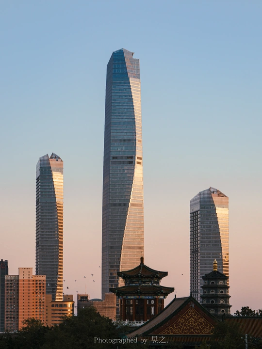 夕阳下的城市天际线 高耸的摩天大楼和摩天大楼