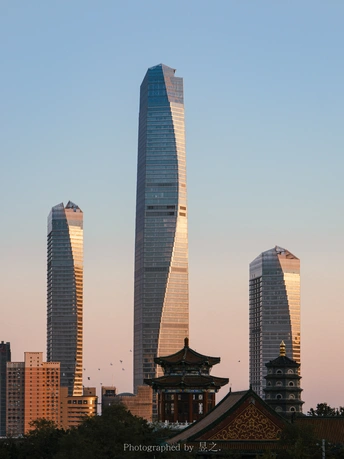 夕阳下的城市天际线 高耸的摩天大楼和摩天大楼