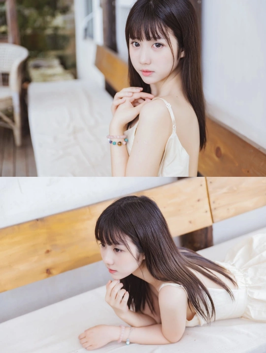 一位长着白发的年轻女子坐在一张白色床上 另一幅画是一位年轻女子躺下。