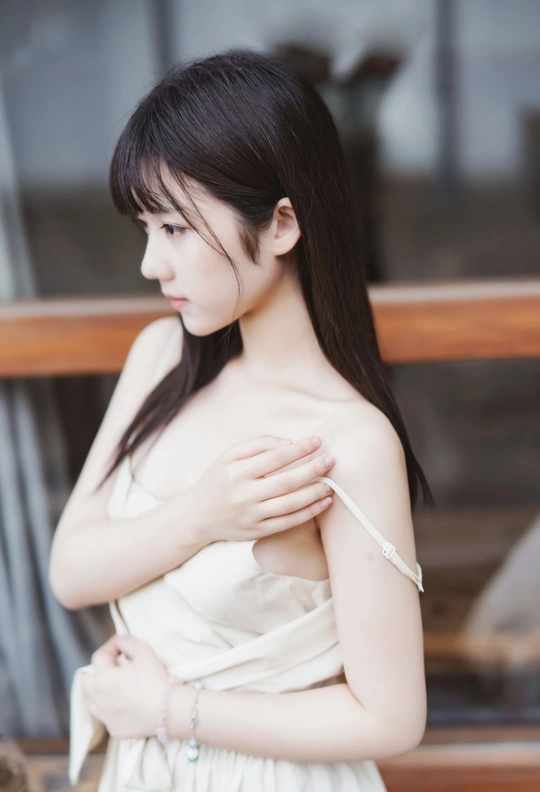 一位年轻女子穿着一件白色连衣裙