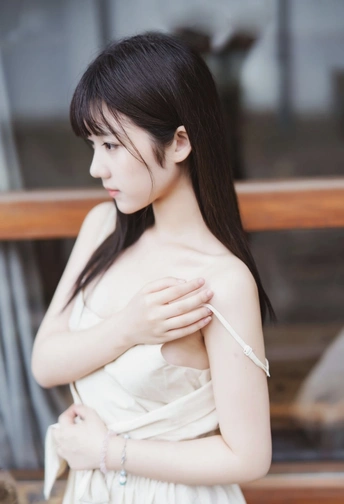 一位年轻女子穿着一件白色连衣裙