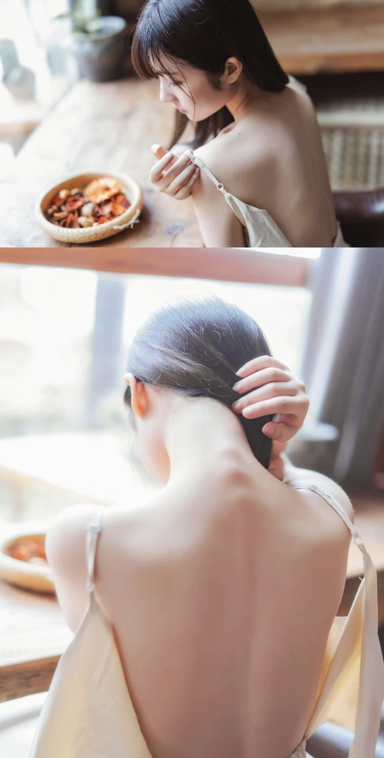 一位女性坐在桌子旁吃披萨的图片