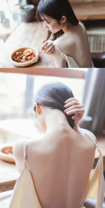 一位女性坐在桌子旁吃披萨的图片