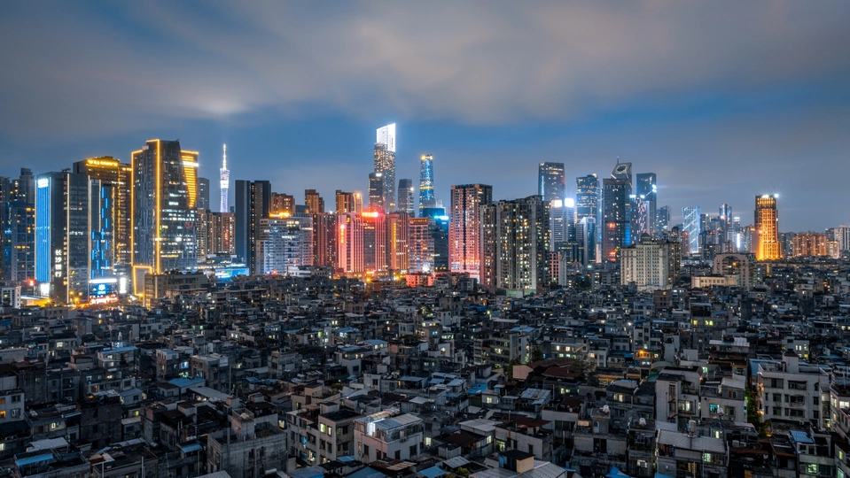 夜晚的城市景观 天际线中有摩天大楼和其他建筑