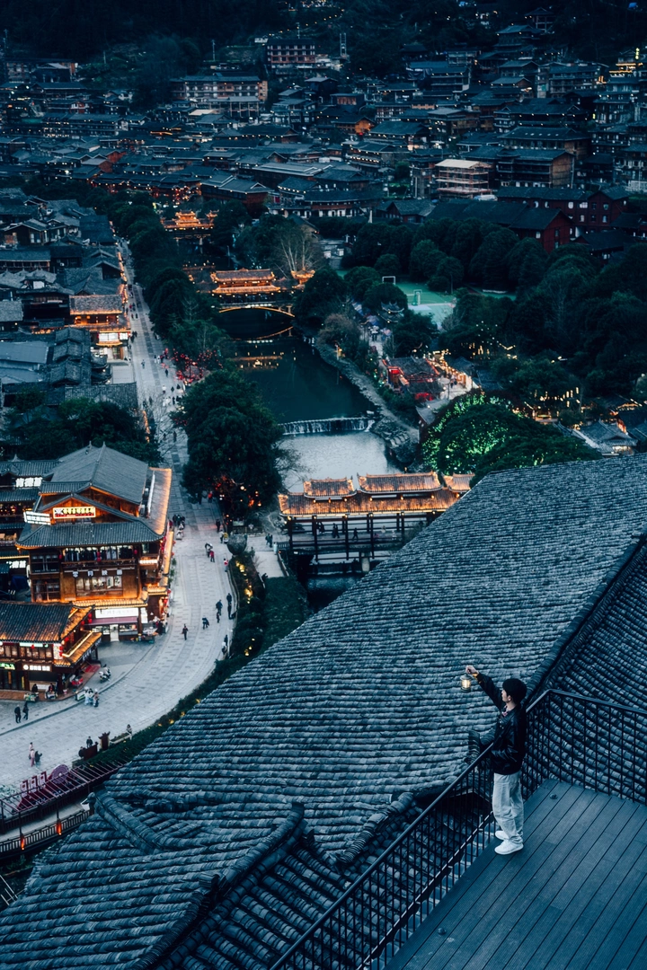 谁懂！阴雨苗寨氛围感绝了