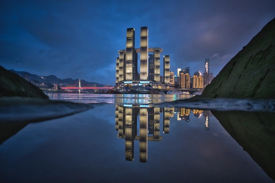 一座城市倒映在湖水中