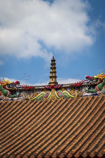 背景为蓝天寺屋顶