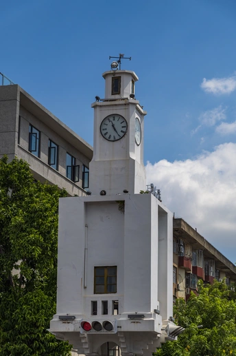 一座高大的白色建筑 塔顶有一个大钟。