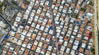 空中照片 显示大型住宅区 有房屋和汽车。