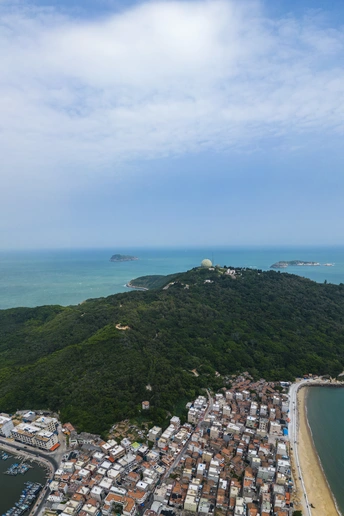 城市和海湾上的沙滩的空中视角