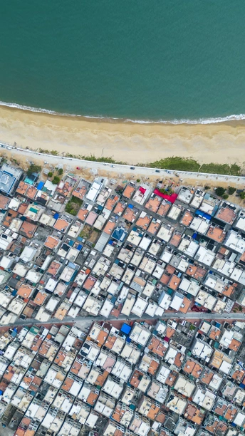 海洋沿岸城市的航空照片和海滩