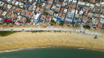 从飞机上拍摄的城市的海岸线和海滩的 aerial photo