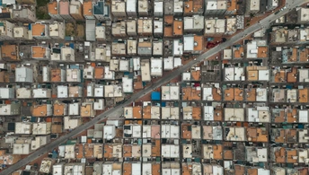 城市中的一栋大楼上许多窗户的空中视角