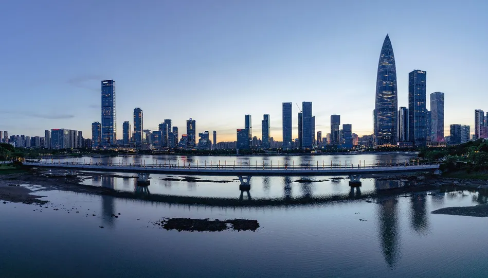 河对岸是一座拥有高楼大厦和摩天大楼的大型城市。