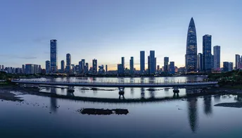 河对岸是一座拥有高楼大厦和摩天大楼的大型城市。