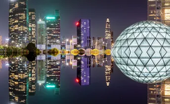 夜晚的城市 建筑物的倒影在水面上