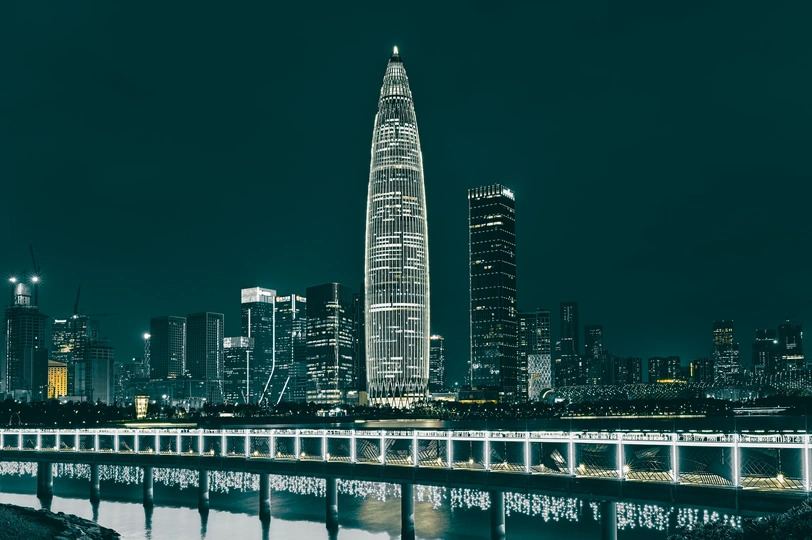 夜晚的城市 有河流和高层建筑的天际线。