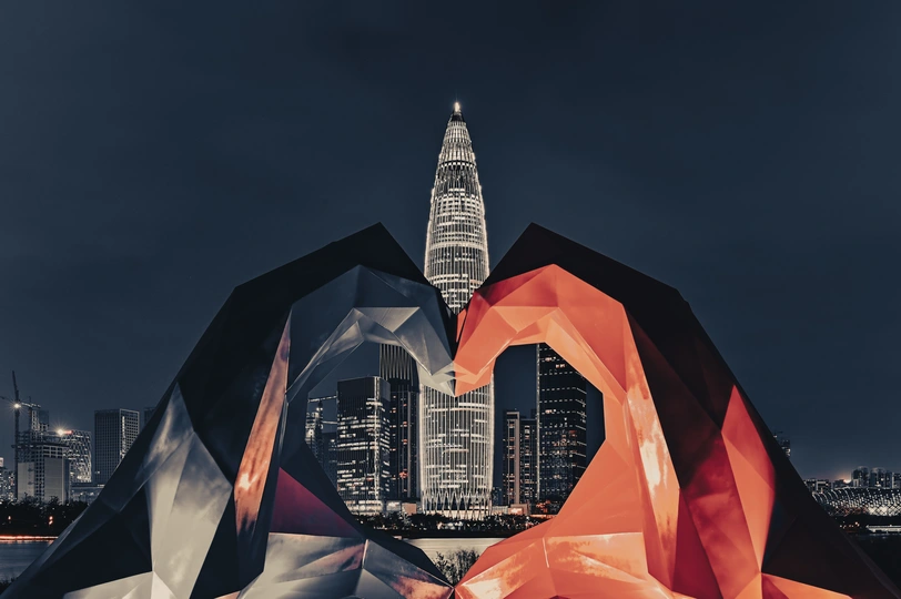 水中的雕塑 背景是城市