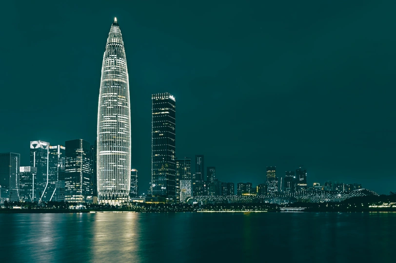 夜晚的城市照片 具有高耸的建筑物和摩天大楼的天际线。