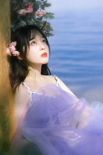 一幅美丽的年轻女子的画 她穿着带花的紫色连衣裙
