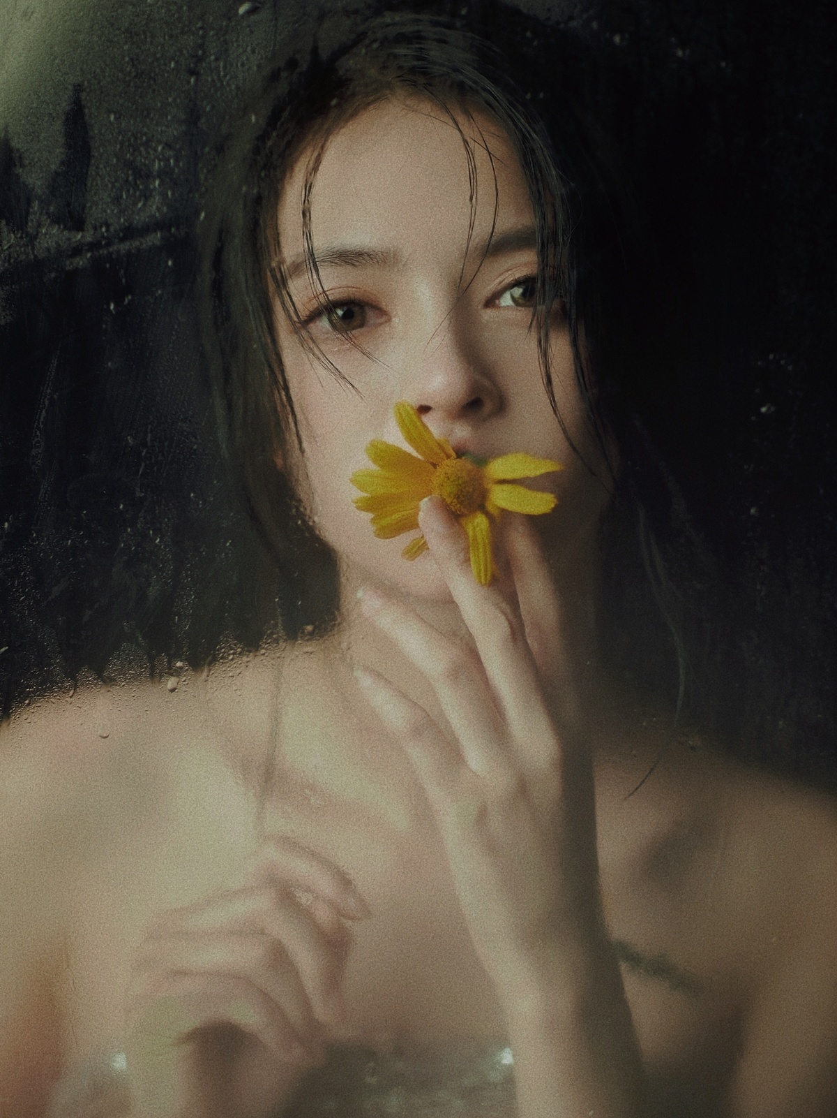 手里拿着一朵黄色花朵的年轻女子的肖像