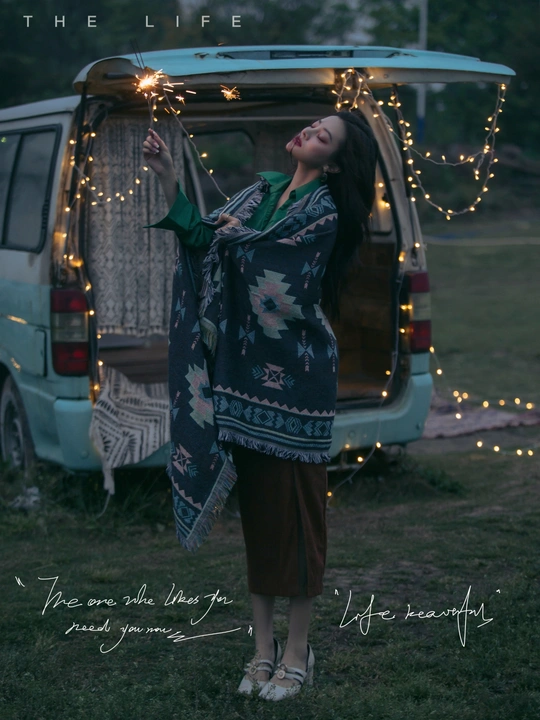 一个穿着和服的女人站在一辆车灯环绕的汽车前