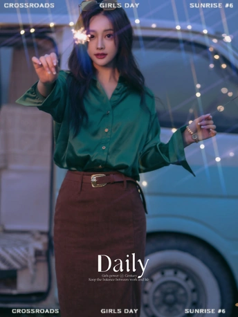 一个穿着绿色上衣和裙子的女人在车前