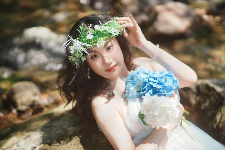 溪流下发光的她