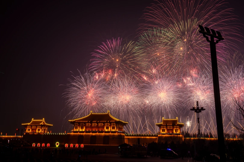 夜间的城市 天空中烟花绽放