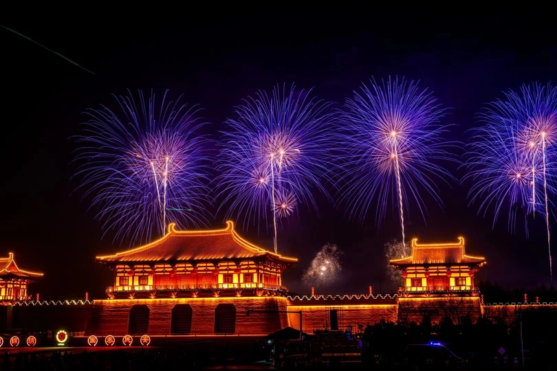 烟花在夜晚点亮了城市的夜空