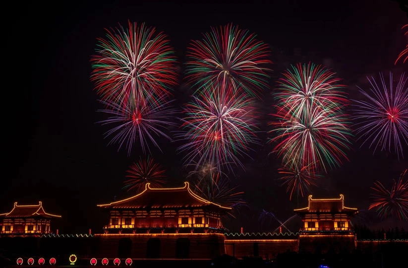 多彩烟花点亮了中国建筑上的夜空