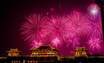 城市天空中烟花绽放的照片