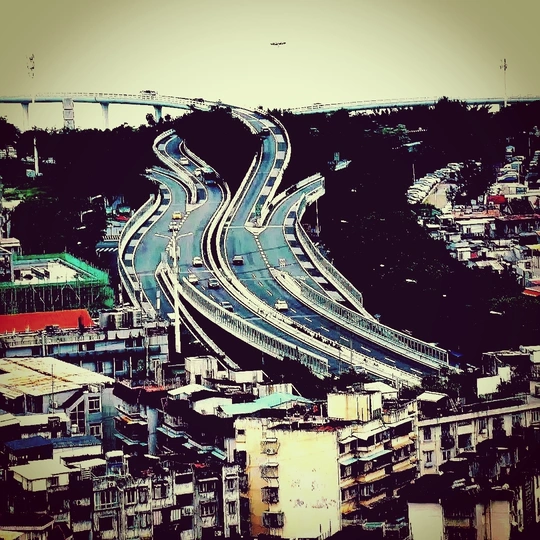 城市中的一条大型高速公路的 aerial view