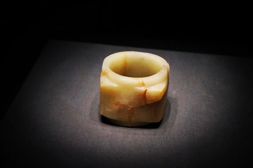 一个中心有雕刻象牙环的雕刻象牙环戒指