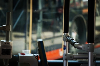 请翻译以下内容a gym is shown through the window of a bus