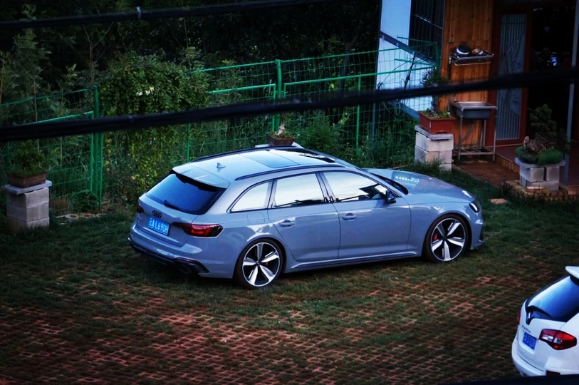 停在黑暗中的院子里的一辆车