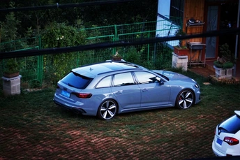 停在黑暗中的院子里的一辆车