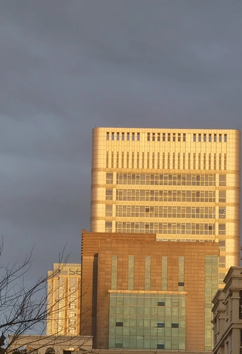 城市中一座高楼 太阳在低空