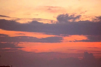 夕阳西下 天空中云朵飘过 海面泛起金光