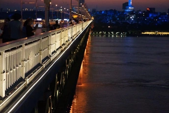 夜晚跨河长桥 背景城市
