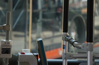 公交车上的某种机器的近景