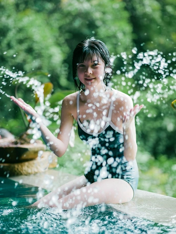 一位年轻女子在水坑中玩耍