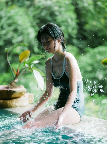 一位年轻女子在水坑中玩耍