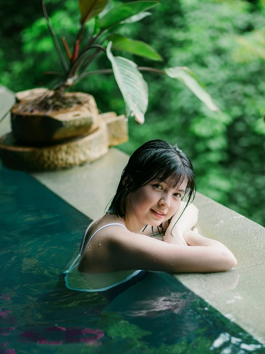 一位年轻女子在一个热水浴缸中放松。