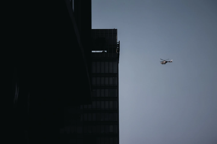直升机飞跃建筑
