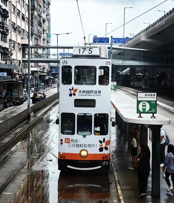 城市中的火车站 有火车驶入 站台上有乘客