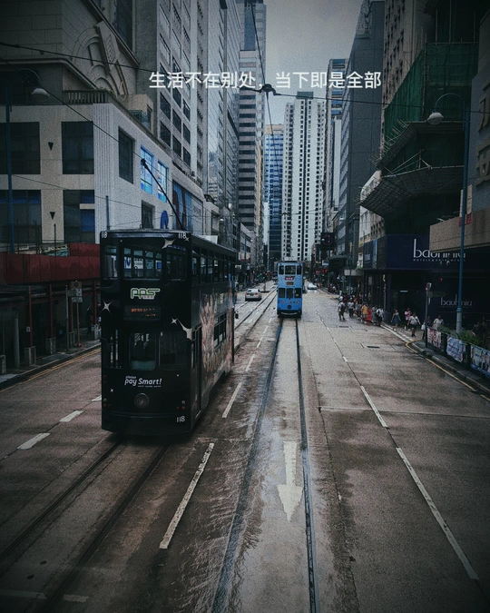 一条驶过城市湿漉漉街道的公共汽车