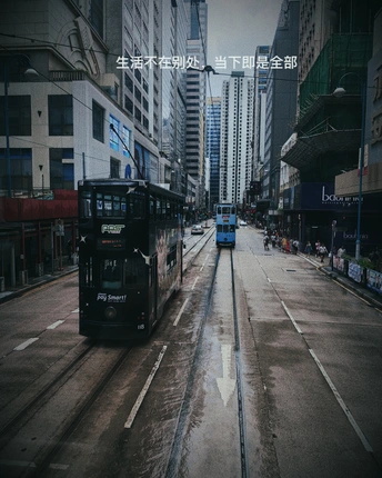 一条驶过城市湿漉漉街道的公共汽车